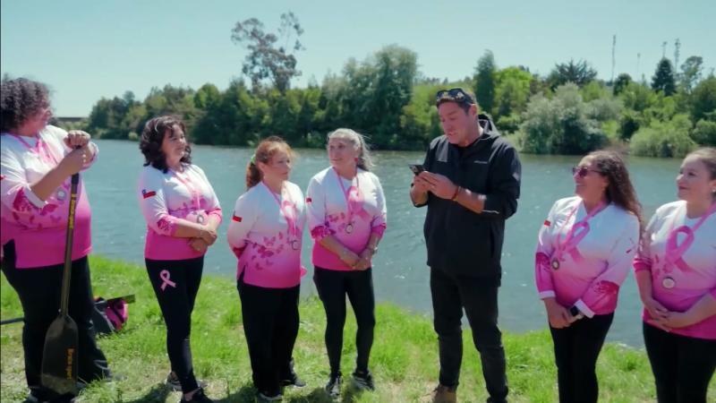 Pancho Saavedra con remadoras de bote dragón Fortalesenos. Créditos: Canal 13