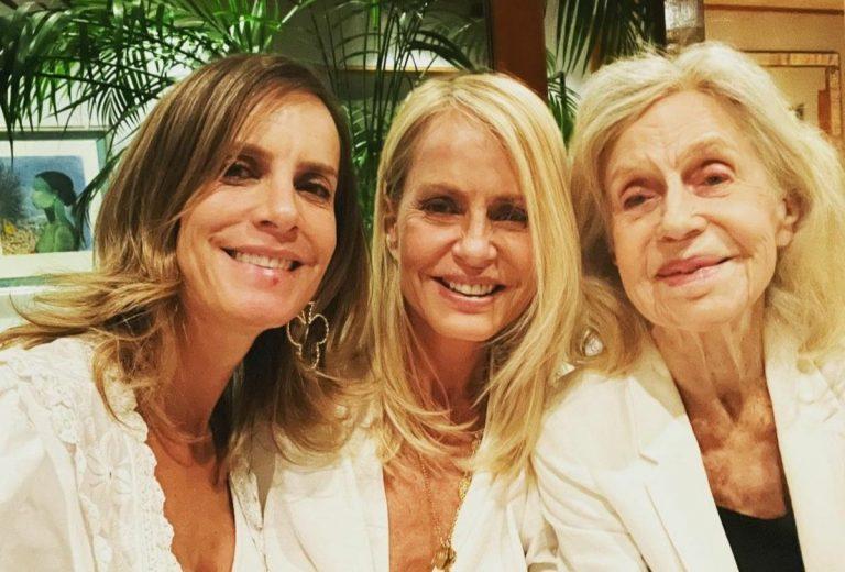 Cecilia y Diana Bolocco junto a su madre Rose Marie Fonck