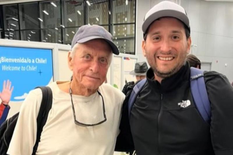 Chileno se tomó una foto con el actor Michael Douglas en su paso por Santiago. Créditos: TikTok @chomen__