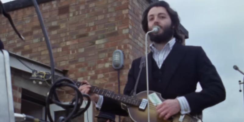 Paul McCartney en azotea de Abbey Road Studios. Créditos: YouTube de The Beatles