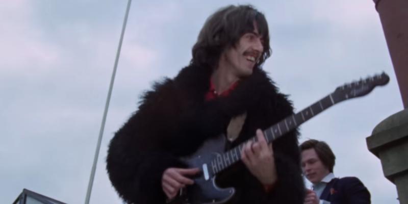 George Harrison en azotea de Abbey Road Studios. Créditos: YouTube de The Beatles