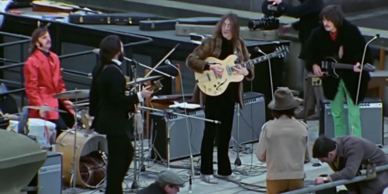 The Beatles en azotea de Abbey Road Studios. Créditos: Disney Plus en YouTube