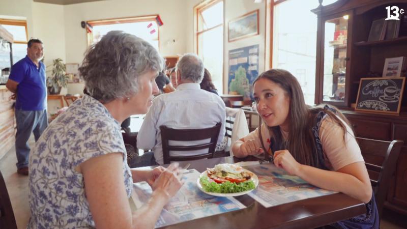 Claudia Machado y Cami Chef en cafetería Waddington. Créditos: Canal 13
