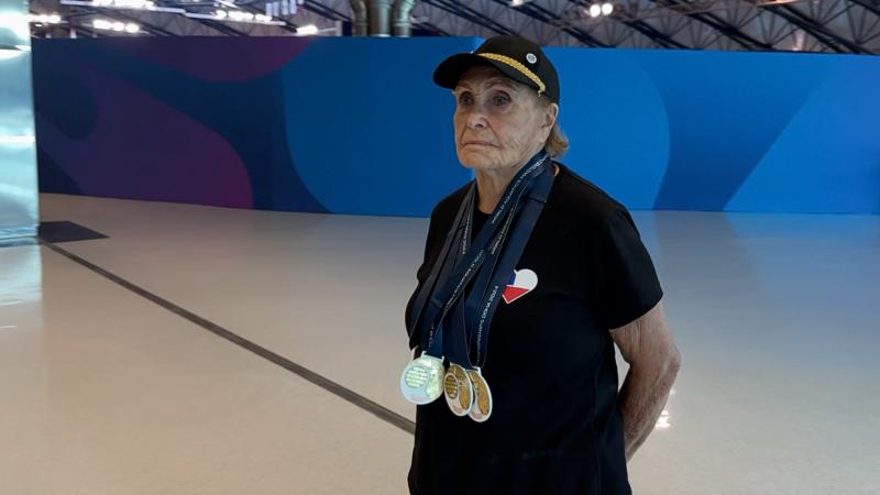 Se estrena documental sobre Eliana Busch, nadadora de 90 años que es campeona del mundo.