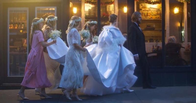 Maya Hawke sorprendió al ser vista caminando por las calles de Manhattan con un vestido blanco - HELLO!