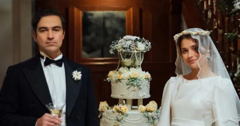 Alfonso Herrera como Esteban Trueba y Nicole Wallace como Clara del Valle