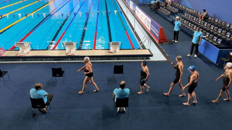 Se estrena documental sobre Eliana Busch, nadadora de 90 años que es campeona del mundo.