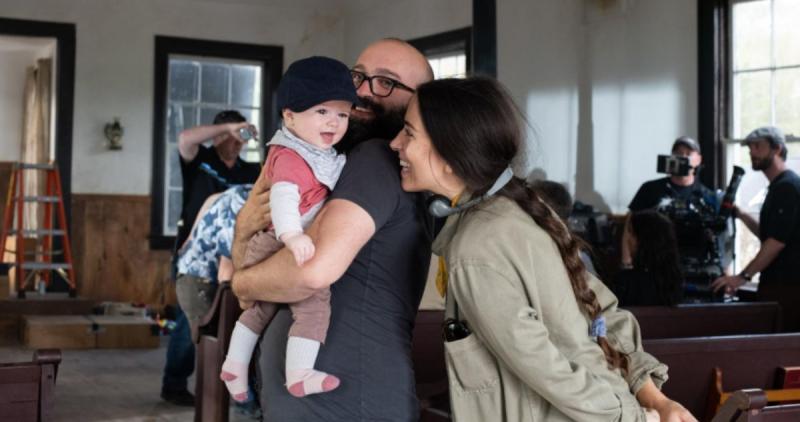 Sofía Subercaseaux con su hijo en el rodaje de El diablo a todas horas 2019 - DF