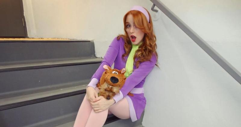 Mckenna Grace disfrazada de Daphne para halloween 2024