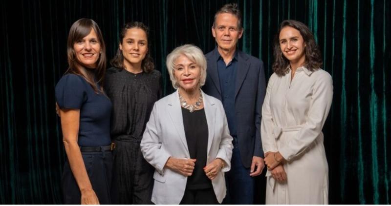 Isabel Allende con los productores de La casa de los espíritus