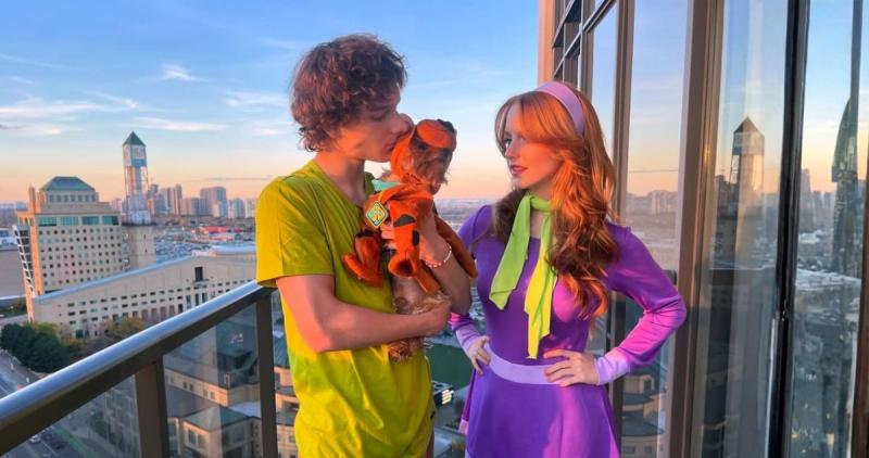 Mckenna Grace y su coestrella Mason Thames disfrazados de Scooby-Doo en 2024