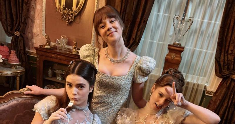 Eloise y Francesca Bridgerton detrás de escenas