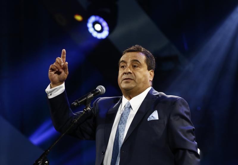 Humorista Dino Gordillo podría ser denunciado por besar a menor de edad en festival - Agencia Uno