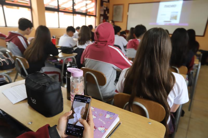 Prohíben uso de celulares en colegios de Chile - Agencia Uno