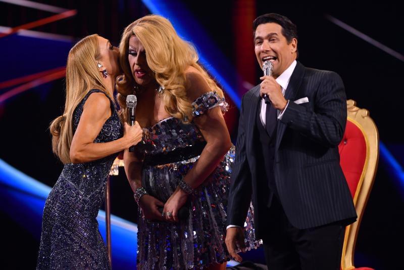 Karen Doggenweiler y Rafael Araneda interrupieron a Asskha Sumathra en Viña 2026 - Agencia Uno