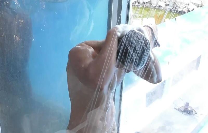 Alan Didier se ducha en el Futuro de "Mundos Opuestos"