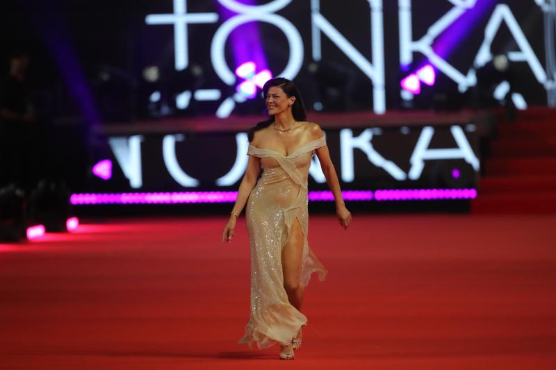 Tonka Tomicic deslumbró con su look en la alfombra roja - Aton