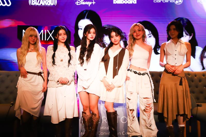 NMIXX en su conferencia de prensa. Créditos: ATON