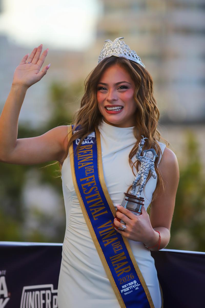 Coronación de Skarleth Labra tras convertirse en reina de Viña.