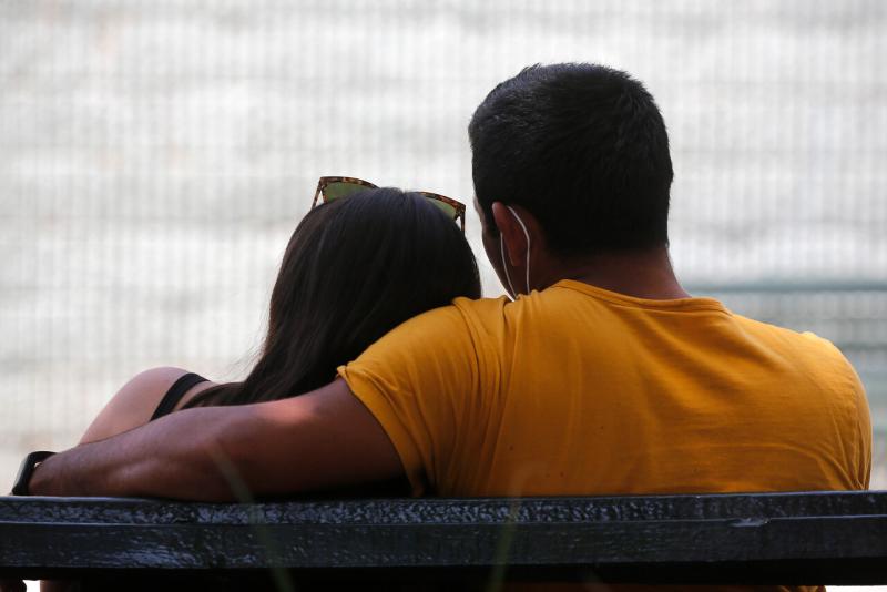 Un día en que cada pareja vive su amor de la forma que más disfruta/Aton