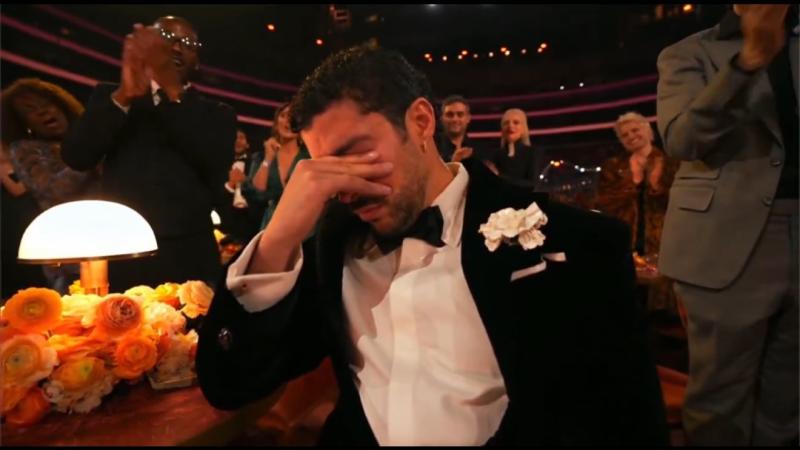 Bad Bunny emocionando tras recibir Mejor Álbum del Año en los Premios Grammy 2026
