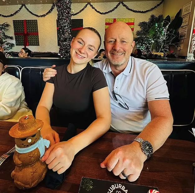 Lucy Harrison junto a su padre, Kris Harrison/Facebook