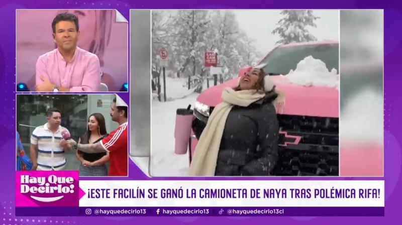 Naya Fácil entrega camioneta al ganador de la rifa.