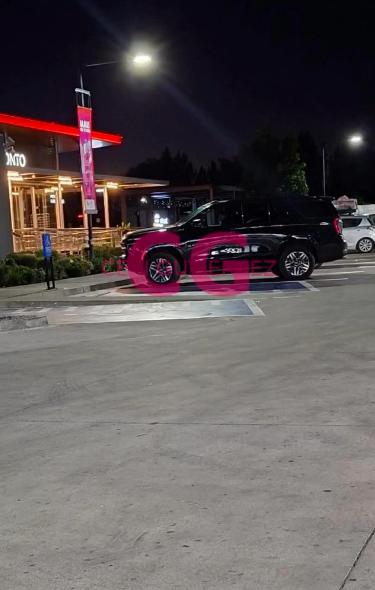 Imagen muestra el vehículo del cantante en el que se trasladaba junto a Yamila y una tercera persona | Instagram