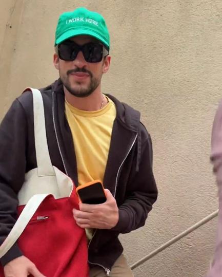 Bad Bunny relajado con los fans en Brasil