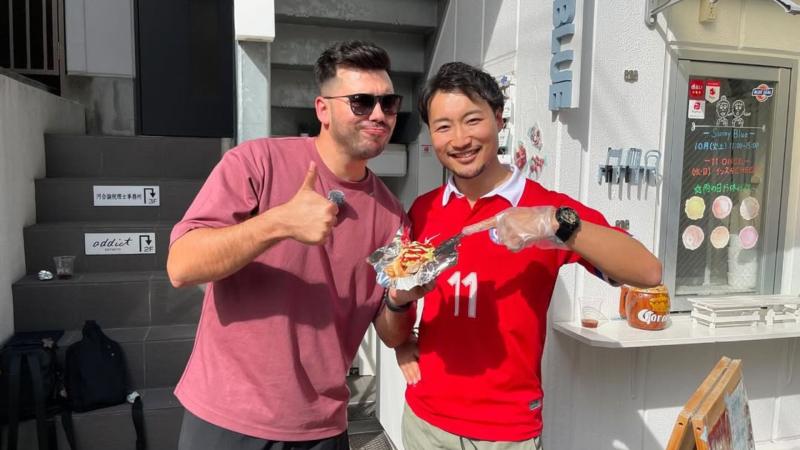 Yuma, el japonés que instaló local de completos en su país