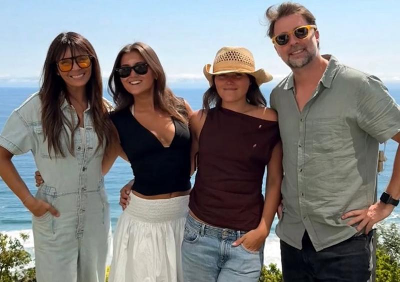 Andrea Sanhueza con sus hijas y pareja