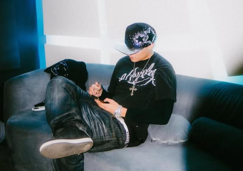 El estilo de SINAKA recuerda al reggaetón old school