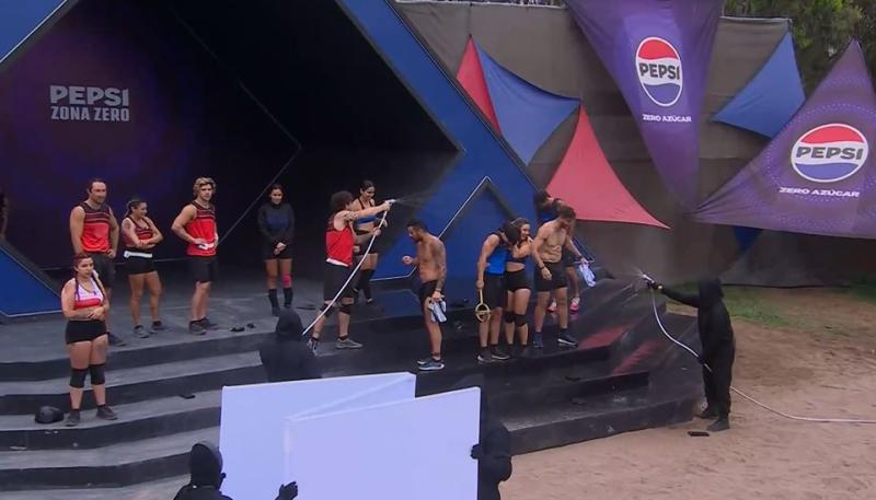 Espartanos fue rociado con agua tras salir victoriosos de la competencia por equipos.