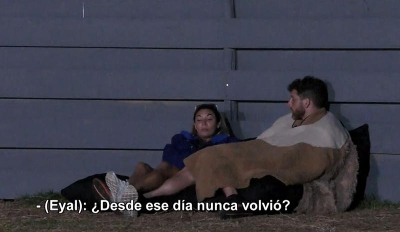 Evelyn le relata su historia de vida a Eyal Meyer, su pareja en "Mundos Opuestos"
