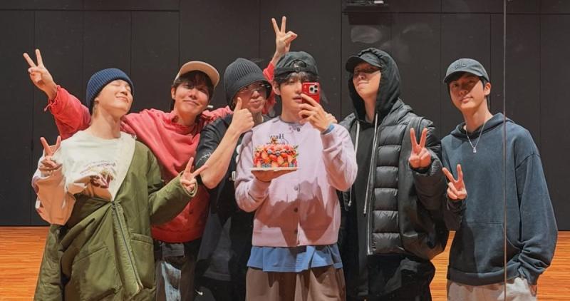 BTS sala de práctica - THV Instagram