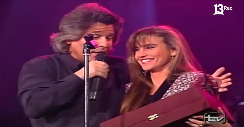 Pilar Cox le entregó un reconocimiento a Raphael en Martes 13 (1992)