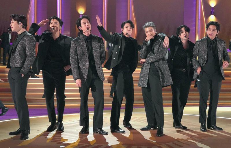 BTS al finalizar su presentación en los Premios Grammy 2022 - Grammy Awards