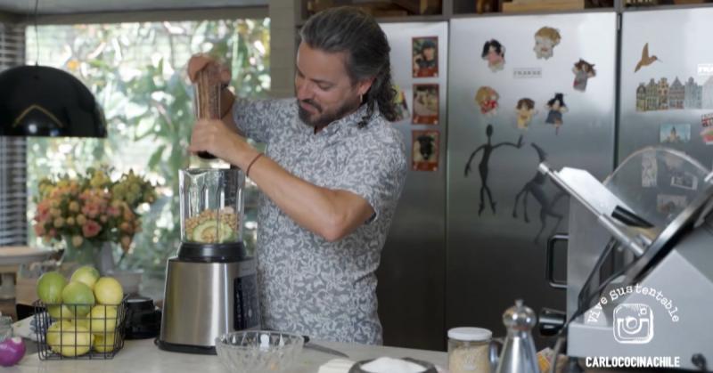 Carlo von Mühlenbrock prepara hummus de palta en Vive Sustentable