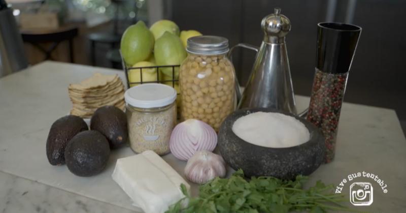 Carlo von Mühlenbrock prepara hummus de palta en Vive Sustentable