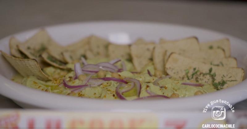 Carlo von Mühlenbrock prepara hummus de palta en Vive Sustentable