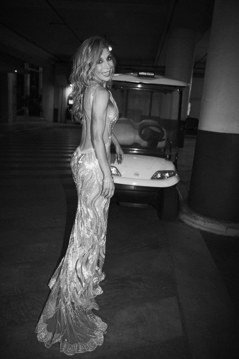 Karen Doggenweiler, luciendo su vestido con el que pasó por la Gala de Viña.