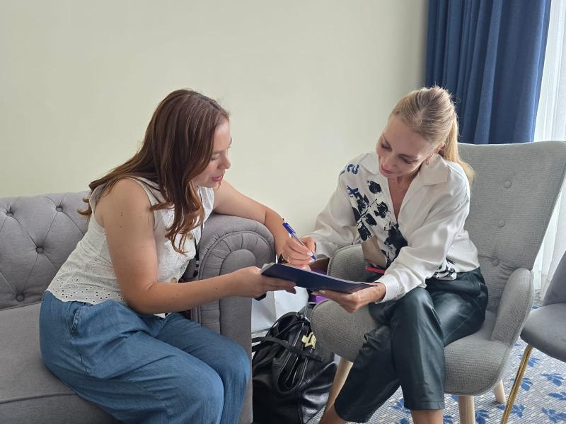 Karen Doggenweiler junto a su fonoaudióloga.