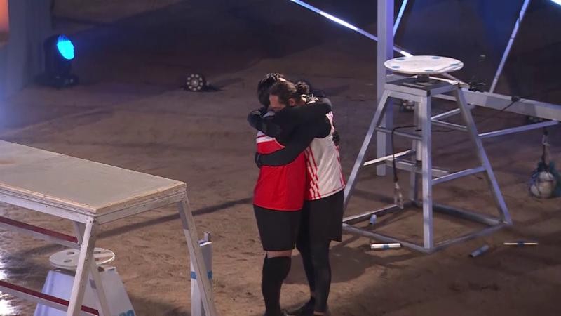 Tras ganar, Mario Ortega le dio un apretado abrazo a Dash González.