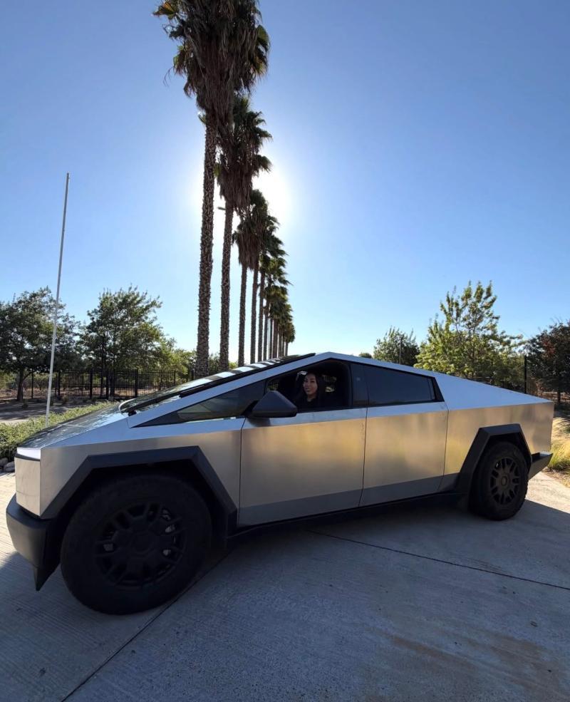 El nuevo auto de Naya Fácil