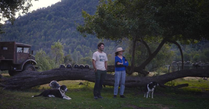 Patricia Rivadeneira reflexiona con Cristián Arriagada sobre la educación emocional en Sobre la Tierra