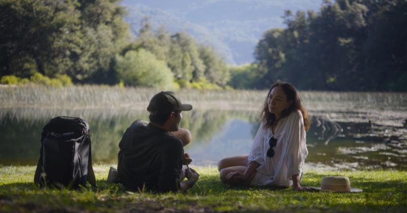 Patricia Rivadeneira reflexiona con Cristián Arriagada sobre la educación emocional en Sobre la Tierra