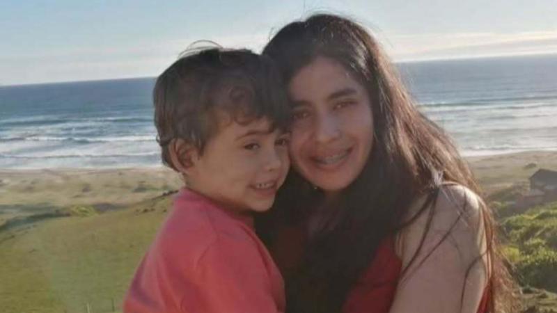 Tomás Bravo y su madre Estefanía Gutiérrez