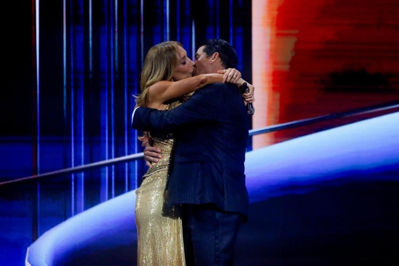 El tradicional beso de los animadores del Festival de Viña | Agencia UNO
