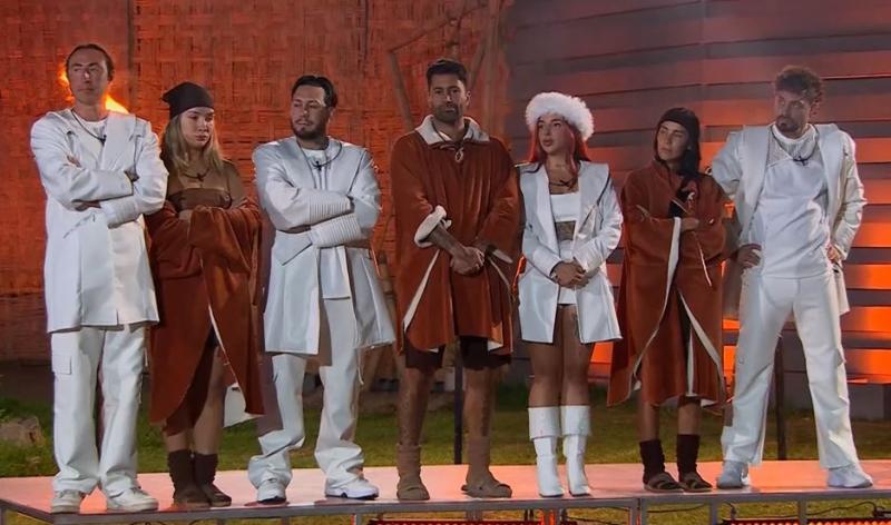 Participantes de "Mundos Opuestos" estpan expectante ante los votos del Concejo de todos los tiempos