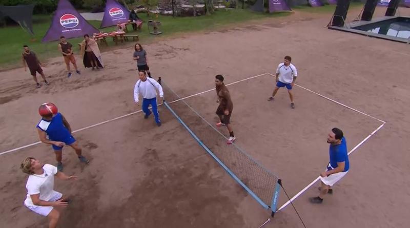 Los hombre de "Mundos Opuestos" juegan fútbol-tenis.